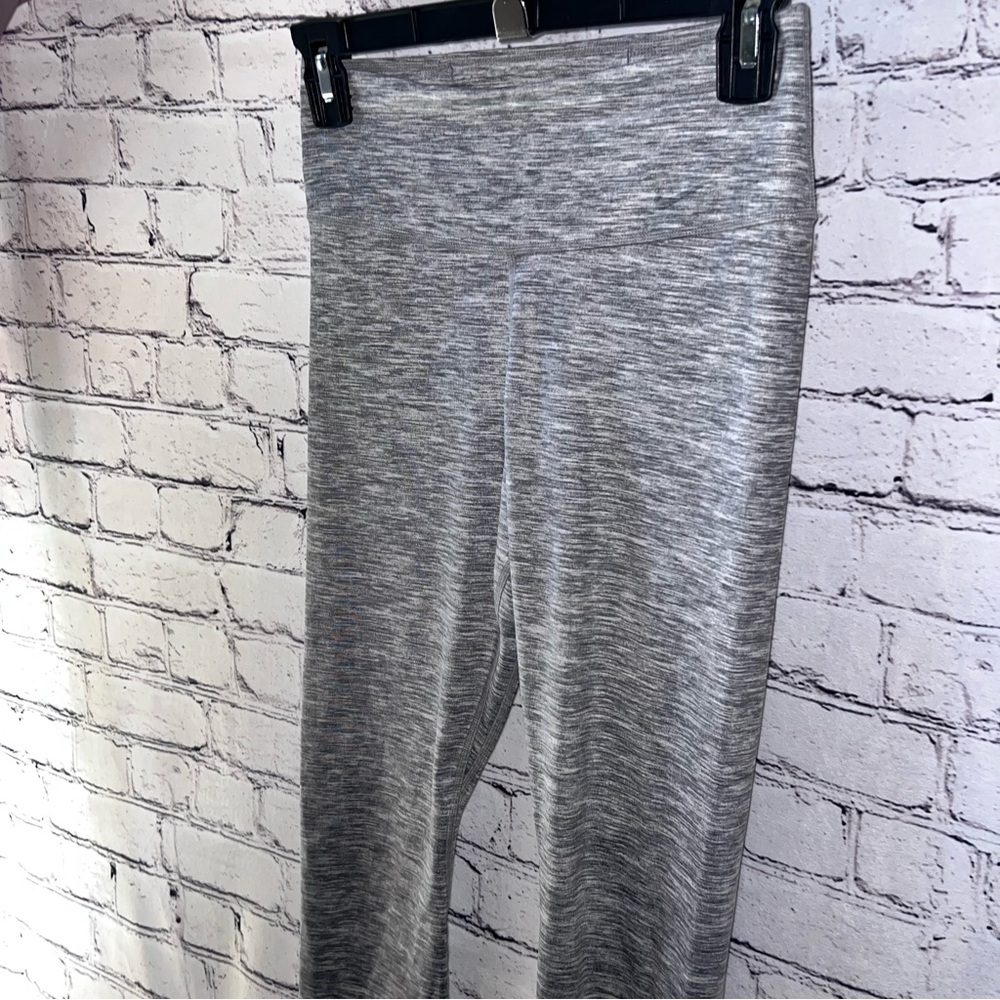 Nike Dri Fit  7/8‎ Length Heather Grey Leggings Size Small - Picture 3 of 6